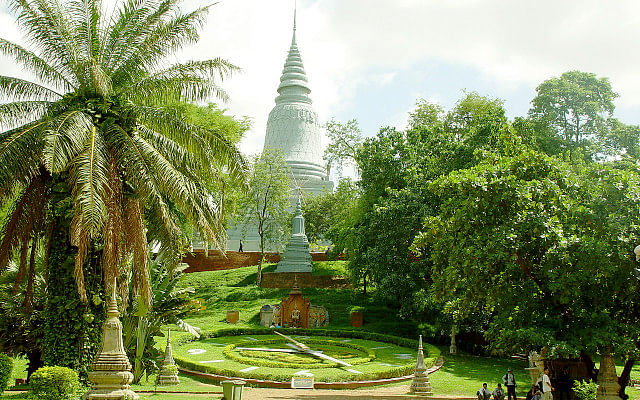 travel, weddings, wedding album, wedding photo, Wat Phnom in Phnom Penh Cambodia